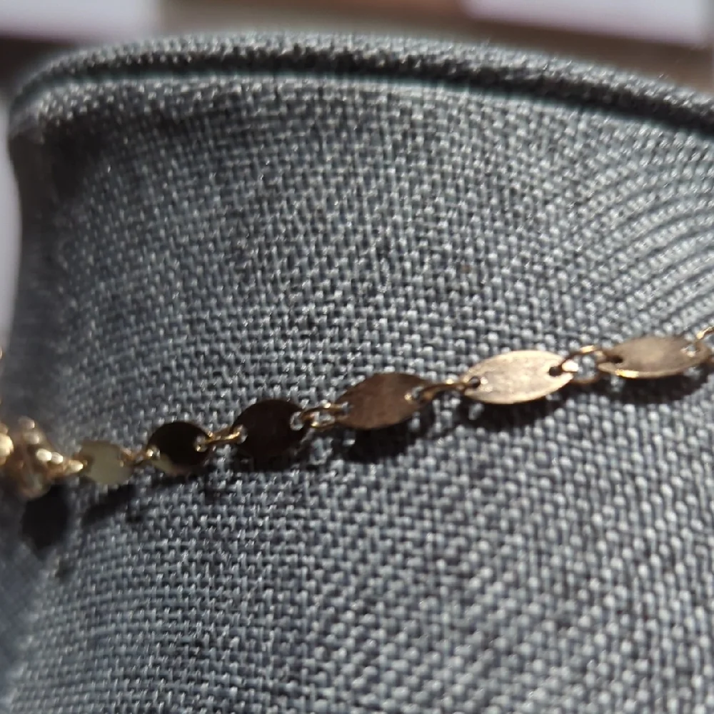 Elegant Gold-Tone Choker Necklace | Classic & Sophisticated - Picture 4 of 9